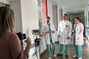 ein Gruppenfoto auf dem Flur der Chirurgie